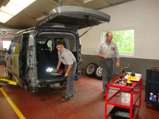 Préparation d’un véhicule à l’atelier